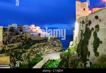 Nachtansicht des kleinen Dorf "Polignano a Mare" mit seiner Bucht und Turm Stockfoto