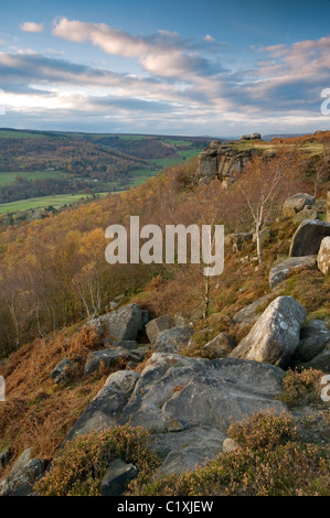 Gritstone Felsformationen an Froggatt Edge, Peak District, Derbyshire, im Herbst am Nachmittag Licht, November 2010. Stockfoto