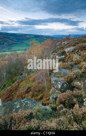 Gritstone Felsformationen an Froggatt Edge, Peak District, Derbyshire, im Herbst am Nachmittag Licht, November 2010. Stockfoto