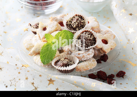 Weihnachtsplätzchen und Schokolade behandelt - Nahaufnahme Stockfoto