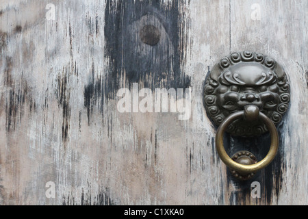 Metall Türklopfer. Yu-Garten, Altstadt von Shanghai, China. Klassisches Chinesisch Gartenarchitektur in Mitte 1500 gebaut. Stockfoto