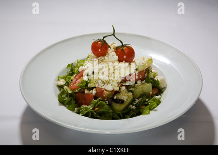 Eine Platte '' Dakos'' traditioneller griechischer Salat weißem Porzellan Teller weiße Tischdecke Essen mediterrane Küche-Feta-Käse 2 Stockfoto
