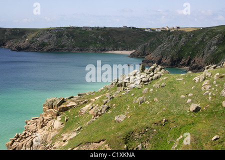 Blick auf Pedn-Männer-ein-Mere, Minack Open Air Theater und Porthcurno, Logan Rock, North Cornwall Coast Path, in der Nähe von Endland. Stockfoto