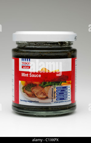 Glas mit Tesco Wert-Minze-sauce Stockfoto