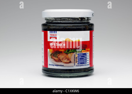 Glas mit Tesco Wert-Minze-sauce Stockfoto