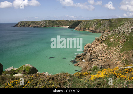 Blick auf Pedn-Männer-ein-Mere, Minack Open Air Theater und Porthcurno, Logan Rock, North Cornwall Coast Path, in der Nähe von Endland. Stockfoto