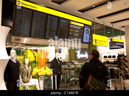 Die Fluggäste an Bord, Terminal 5 Heathrow Abflughafen London UK suchen Stockfoto