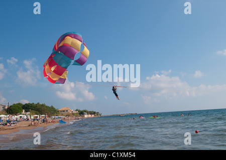 Korfu, Griechenland. Oktober. Blick Süden entlang der Strand von Agios Georgios, bekannt als St. George South. Wassersport. Windbeständigkeit. Stockfoto