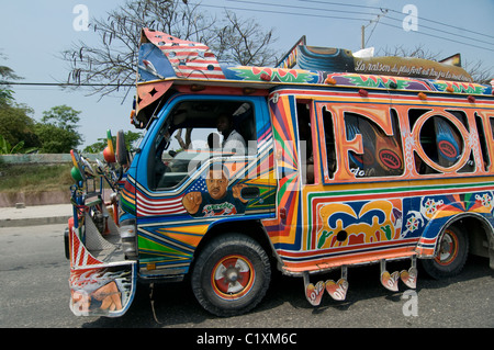 'Tippen Sie auf 'bunt bemalte Cab in Port-au-Prince Hauptstadt von Haiti. 'Tippen Sie auf 'im wahrsten Sinne des Wortes "quick Quick" sind oft mit religiösen Namen oder Slogans, bekannt für ihre üppige Dekoration gemalt, und viele verfügen über wilden Farben, Porträts von berühmten Menschen. Stockfoto