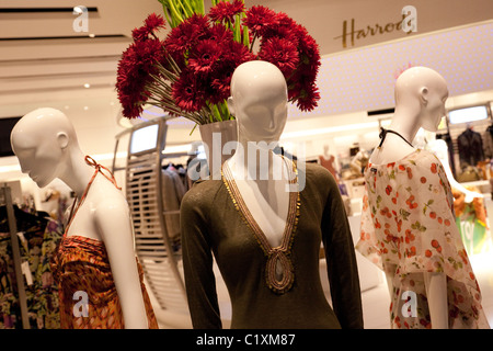 Schaufensterpuppen im Harrods Kaufhaus am Terminal 5, Heathrow Airport, London, Großbritannien Stockfoto