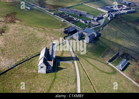 Luftaufnahme von Helikopter von Lundy Dorf und St. Helenas Kirche auf Lundy Island, Devon, England UK im März Stockfoto