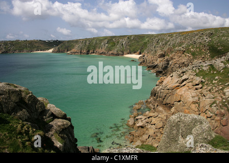 Blick Richtung Porthcurno von Logan Rock, North Cornwall Coast Path, in der Nähe von Endland, Cornwall, UK. Stockfoto