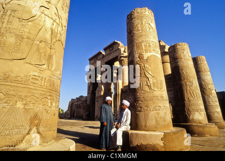 Spalten mit bemalten Reliefs, Kom Ombo Tempel, Ägypten Stockfoto