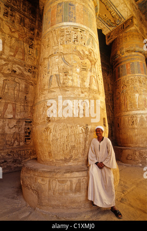 Kolonnade im zweiten Hof (Tempel von Ramses III), Medinat Habu, West Bank, Luxor, Ägypten Stockfoto