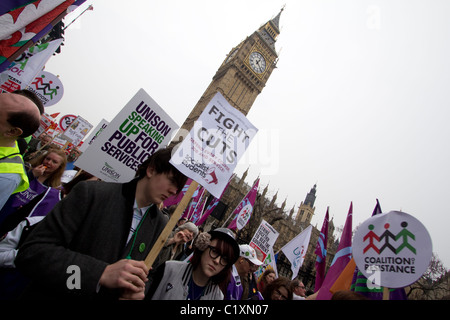 2011 Protest gegen die Kürzungen in London, auch bekannt als der Marsch für die Alternative, gehen Demonstranten mit Plakaten und Spruchbändern in Richtung Westminster Stockfoto