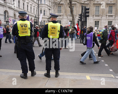 TUC anti-Kürzungen März Anti-Kürzungen März 26 Polizisten Ansicht Verfahren Stockfoto