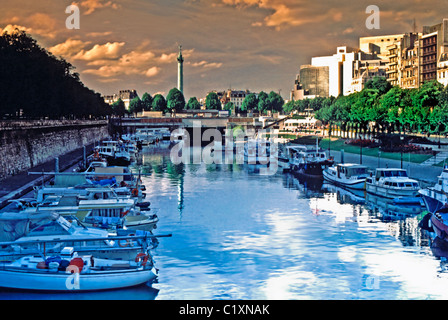Paris, Frankreich, Boote am Dock am St.-Martins Kanal, in la Bastille mit der Juli-Spalte. Stockfoto