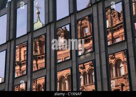 Spiegelung des alten roten Sandstein Connal Building in der Spiegelglas façade eines Gebäudes, West George Street, Glasgow City Centre, Schottland, UK Stockfoto