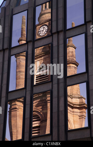 St. George's Tron Church spiegelt sich in der Spiegelglasfassade eines Gebäudes in der Buchanan Street, Glasgow City Centre, Schottland façade Stockfoto