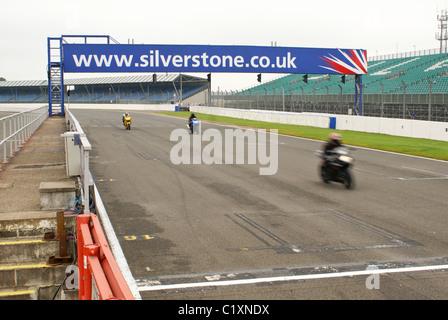 Motorräder auf Trackday in Silverstone Stockfoto