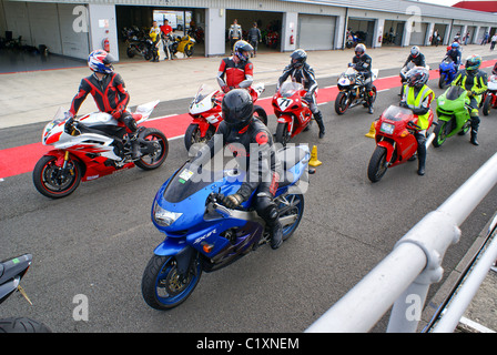 Motorräder auf Trackday in Silverstone Stockfoto