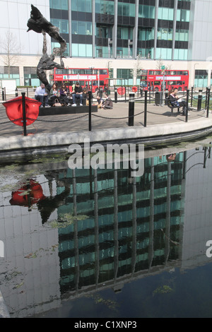 VEREINIGTES KÖNIGREICH. MITTAGSPAUSE IM NEUEN PARK VON RATHAUS IN TOWER HAMLETS, LONDON Stockfoto