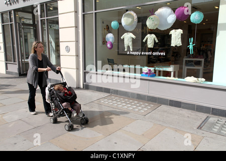 VEREINIGTES KÖNIGREICH. KÄUFER AUF DEN KÖNIGSWEG, CHELSEA, LONDON Stockfoto