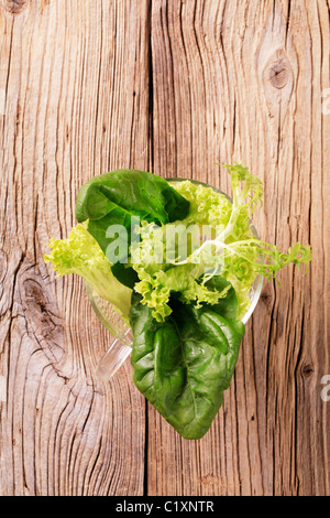 Frische Blattgemüse in einer Tasse - overhead Stockfoto