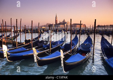 Gondeln schweben auf Bacino di San Marco mit San Giorgio Maggiore Kirche in der Ferne, Venedig, Italien Stockfoto