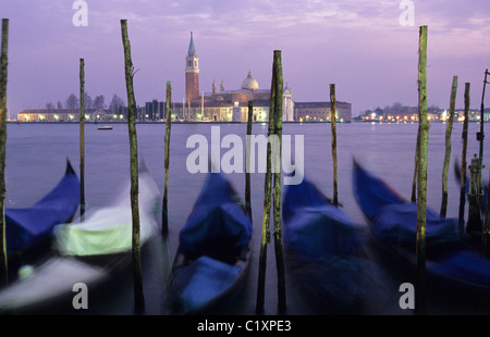 Gondeln schweben auf Bacino di San Marco mit San Giorgio Maggiore Kirche in der Ferne, Venedig, Italien Stockfoto