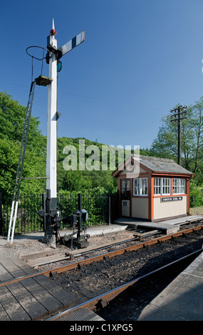 GWR Signal Box und Home Signal auf der South Devon Railway, Staverton, Devon, England, Vereinigtes Königreich Stockfoto