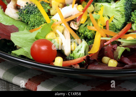 Große sehr lecker frisch und Bio-Gemüse-Salat Stockfoto