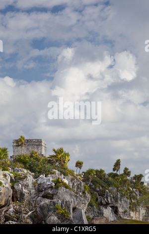 Dramatischer Himmel über El Castillo in Tulum (The Walled City) in Quintana Roo, Halbinsel Yucatán, Mexiko. Stockfoto