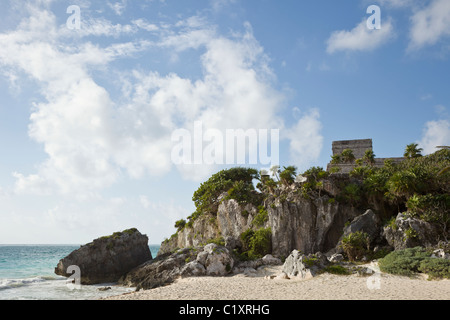 El Castillo mit Blick auf das Karibische Meer und Strand in Tulum (The Walled City) in Quintana Roo, Halbinsel Yucatán, Mexiko. Stockfoto