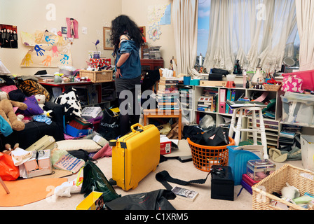 Teenager-Mädchen In unordentliche Schlafzimmer Stockfoto