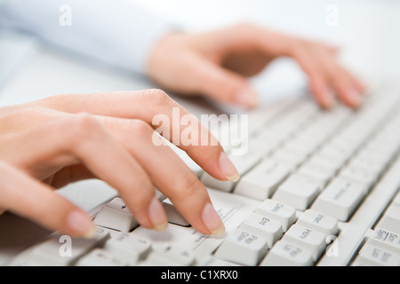 Nahaufnahme des weiblichen Hand berühren Tasten weiß Computer-Tastatur Stockfoto