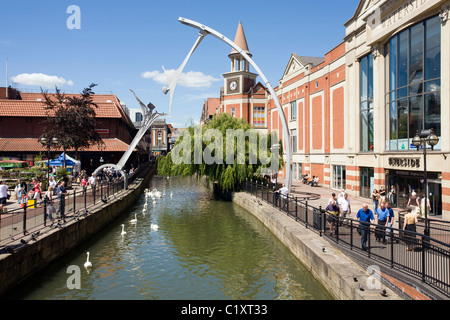 Ufer mit Empowerment Skulptur & Fluss Witham, Lincoln, England Stockfoto