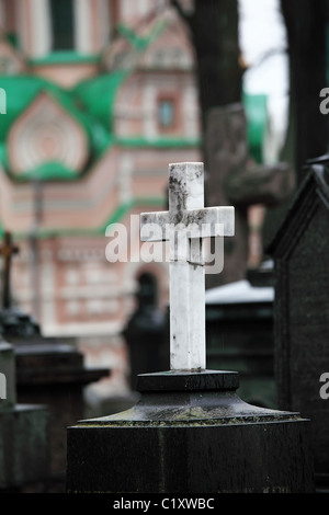 Weiße Marmor Grabstein Kreuz Stockfoto