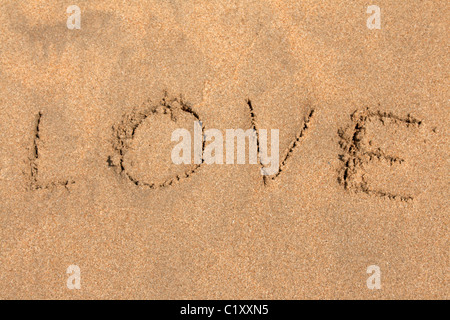 Inschrift auf Sand Liebe am Strand in Thailand Stockfoto