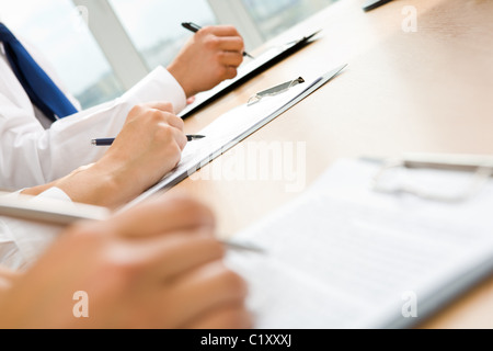 Bild der menschlichen Hand halten Sie Stift und Notizen Stockfoto