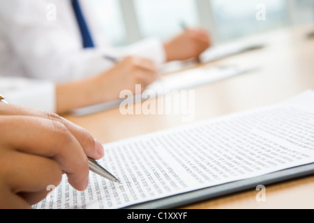 Bild der menschlichen Hand halten Sie Stift und Notizen Stockfoto