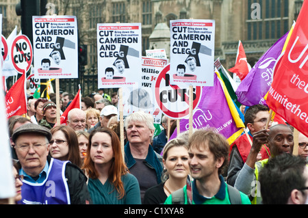 Tausende von Menschen marschieren gegen Regierung Ausgabenkürzungen, TUC März für die Alternative, London, UK, 26.03.2011 Stockfoto