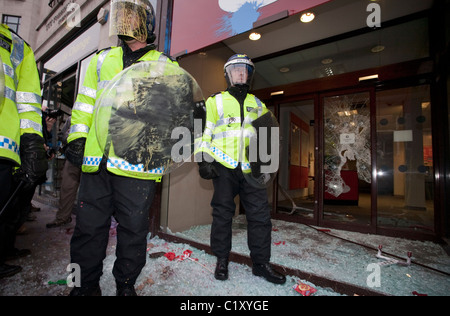 Anti-Kürzungen März 26.03.2011, London, UK Polizei außerhalb eines geplünderten Zweig der Santander am Piccadilly während heftigen Protest. Stockfoto