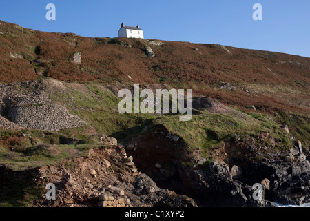 Weiße Haus auf der Klippe mit Blick auf Cape Cornwall Stockfoto