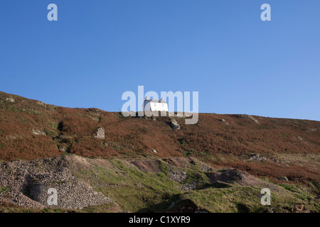 Weiße Haus auf der Klippe mit Blick auf Cape Cornwall Stockfoto