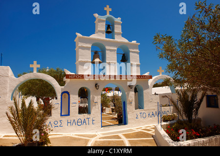 Bell Tower Eingang des griechisch-orthodoxen Klosters von Kalamos, Ios, Kykladen, Griechenland Stockfoto