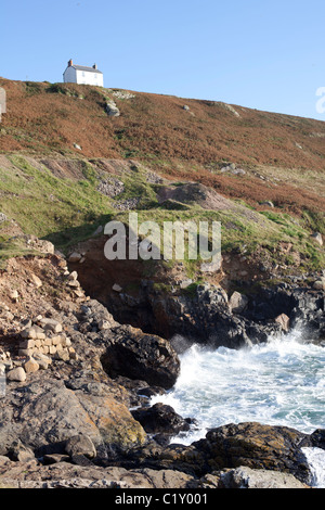 Weiße Haus auf der Klippe mit Blick auf Cape Cornwall Stockfoto