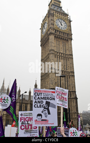 Protest Banner außen Big Ben und Parlament TUC "Marsch für die Alternative" gegen Koalitionsregierung schneidet März 2011 Stockfoto