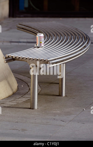 Alkoholfreies Getränk kann Links auf eine moderne Sitzbank im Zentrum von Edinburgh, Schottland. Stockfoto