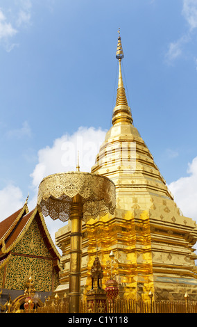 Goldene Chedi im Wat Phrathat Doi Suthep in Chiang Mai, Thailand Stockfoto